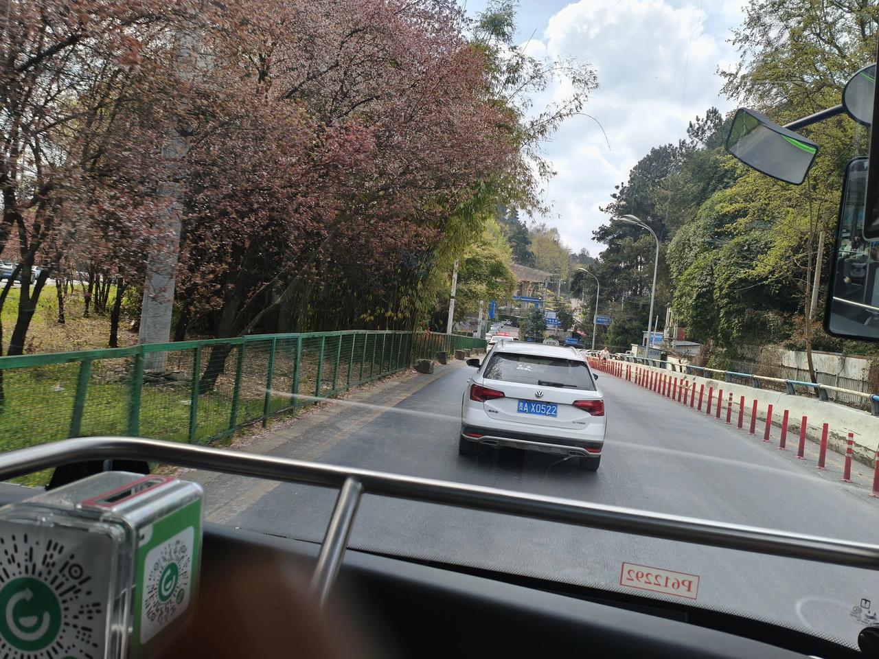 房地产死了，有人大叫，中央救房地产请问我们是市场经济中央能决定房价！人民币