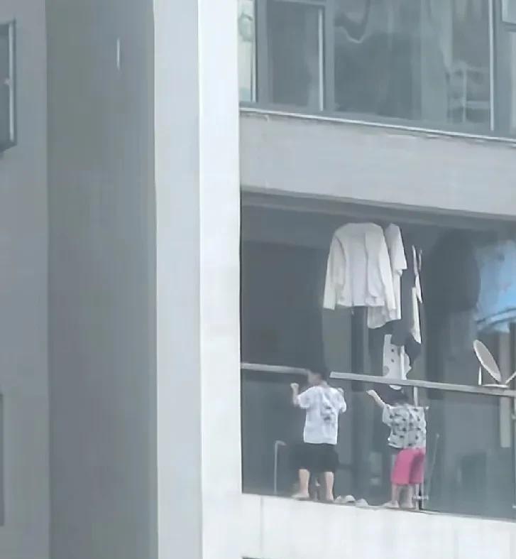 惊心动魄！看得人不敢呼吸，2名小孩爬出13层楼阳台外玩耍，对面楼邻居紧急联系物