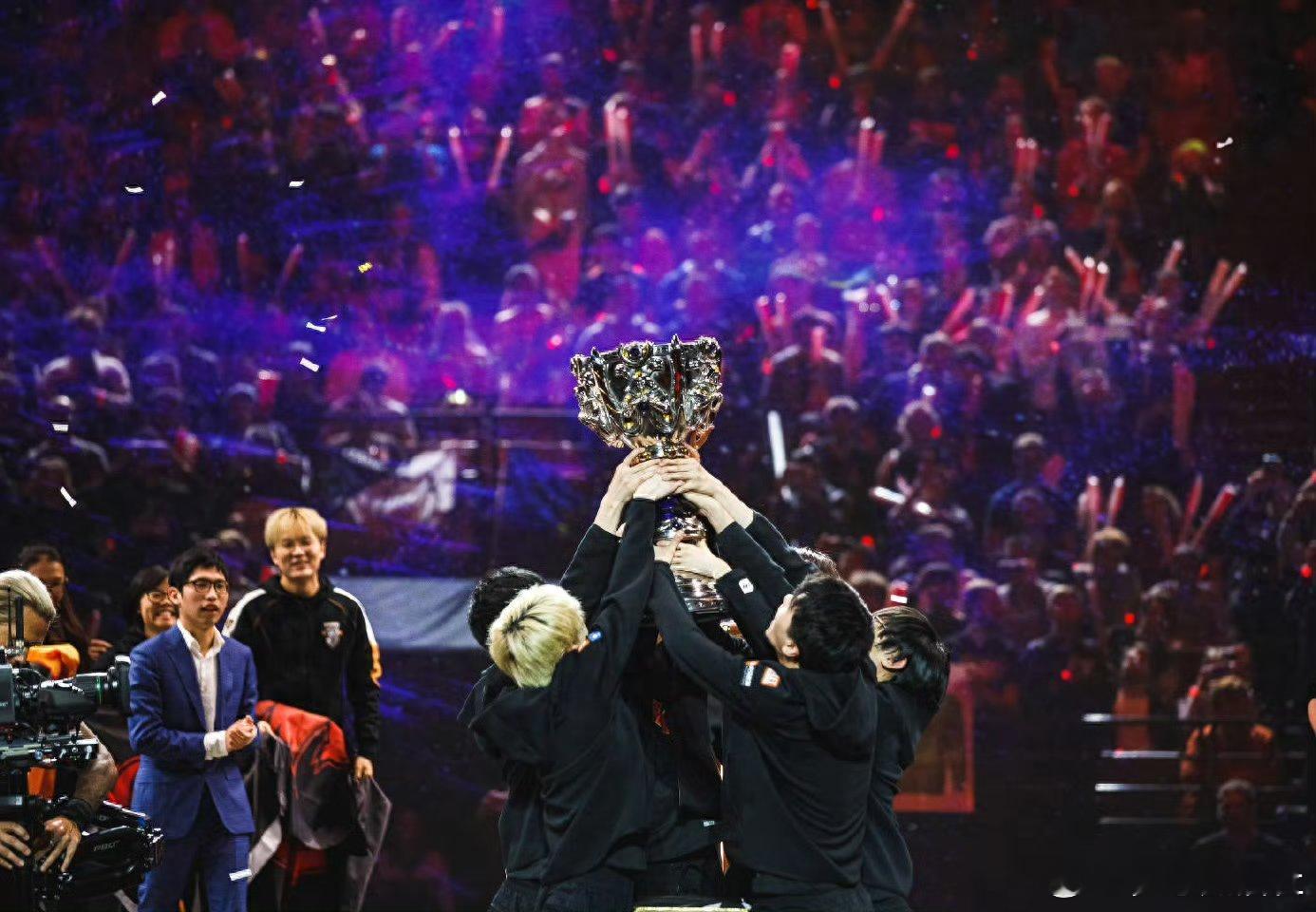 万万没想到，曾经在S9世界赛上浴火重生、让全网高呼“我们是冠军”的FPX，就这样