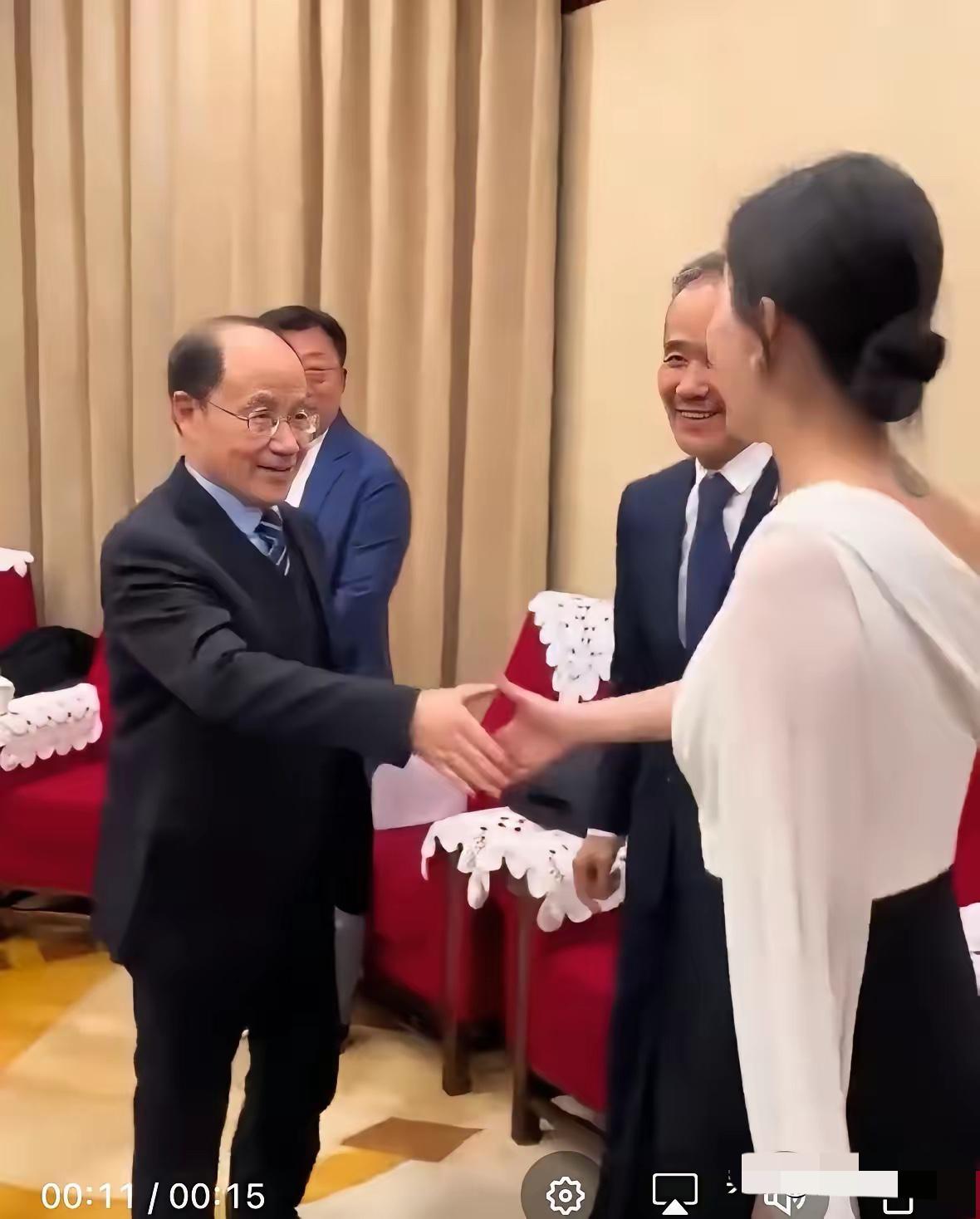 王石给田朴珺介绍资源，小田脖子上居然有纹身，这是典型的泰国圣纹SakYant刺