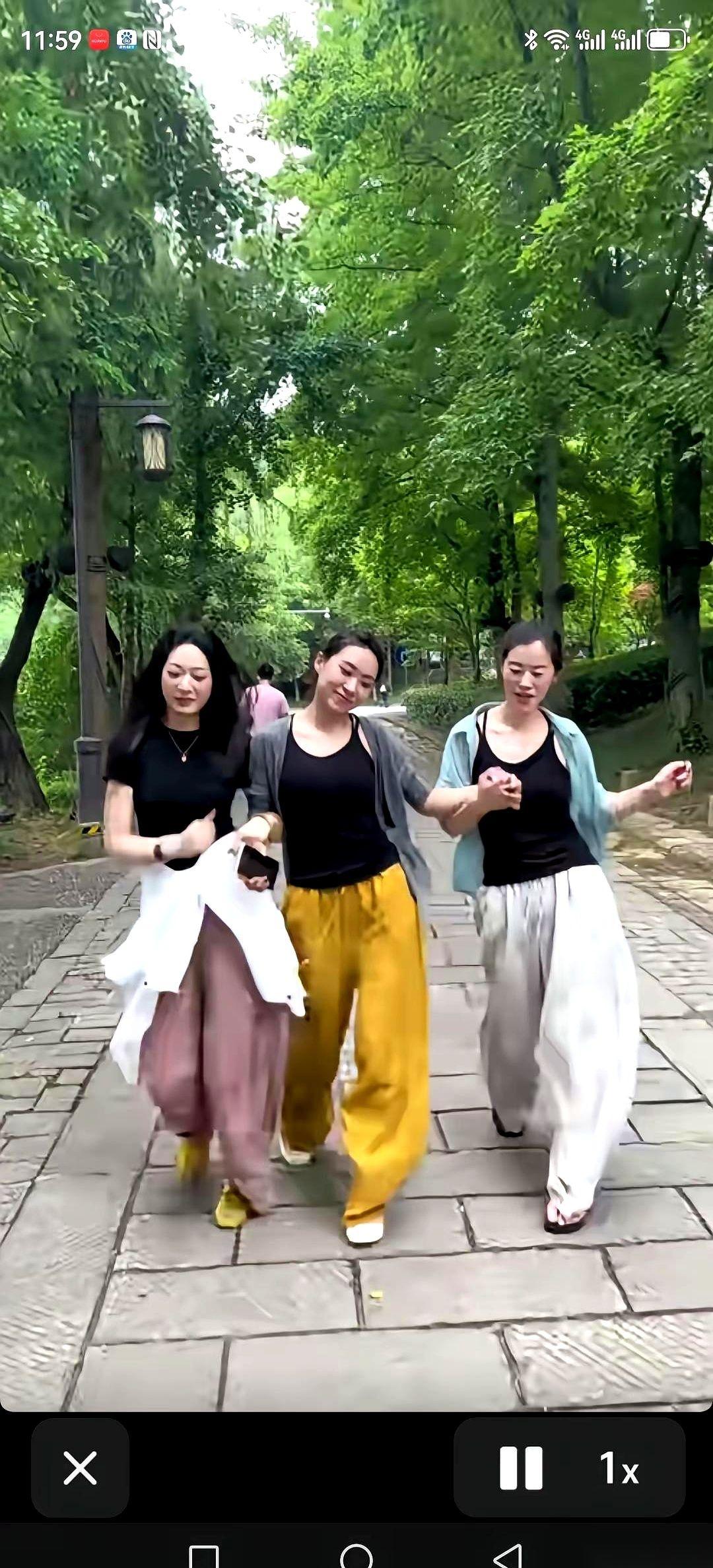 就在刚才，公园散步。迎面晃过来三个女的，差点没把我的目光死死钉住。没穿修身裙