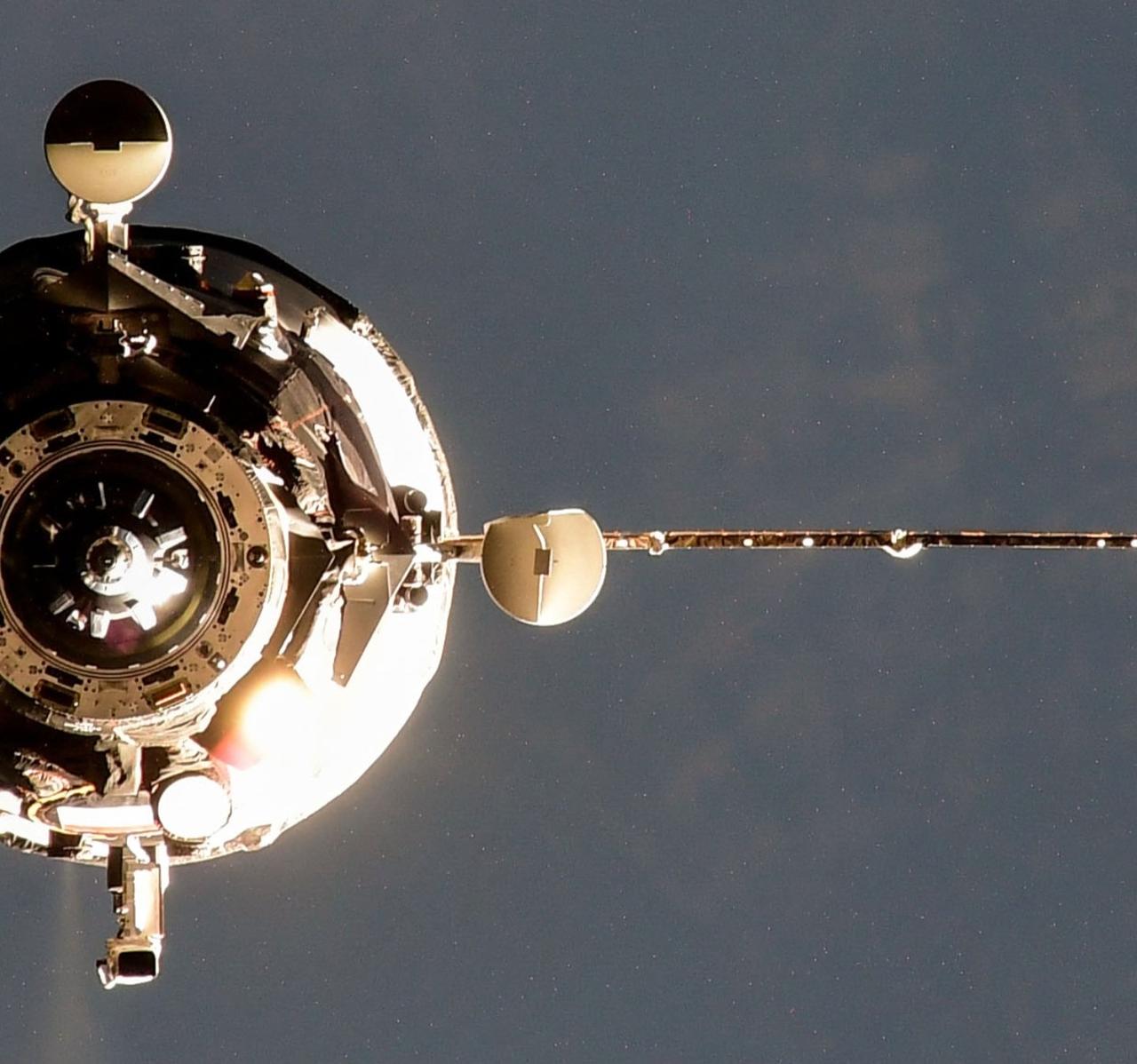 俄罗斯航天局确认，发射后的“进步MS-33”货运飞船用于自动对接的一根天线未能按