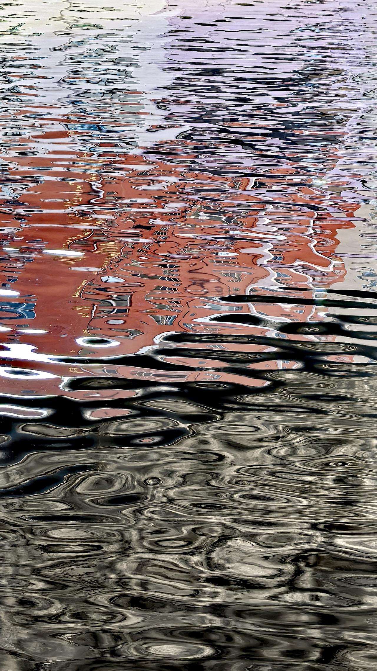 在拍摄人像或风光的同时，拍一张河面的水波光影，让生命更具活力，也是件有乐趣的事。