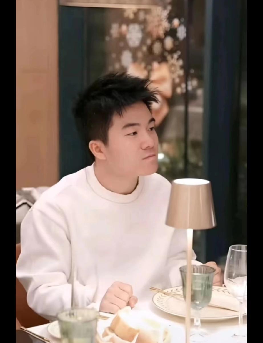 泼天的流量，为何只砸向董宇辉？一个账号，热度冲上第一，超越“与辉同行”，粉丝狂