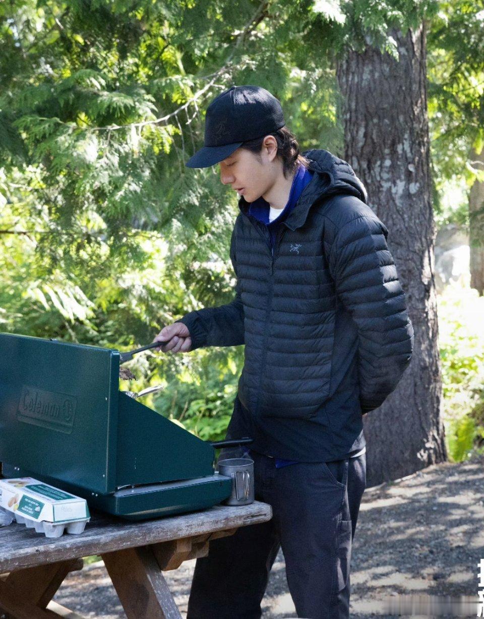 王一博烤薄饼色香味俱无哈哈好一个色香味俱无掀摊子了这是要就问明天还上班不