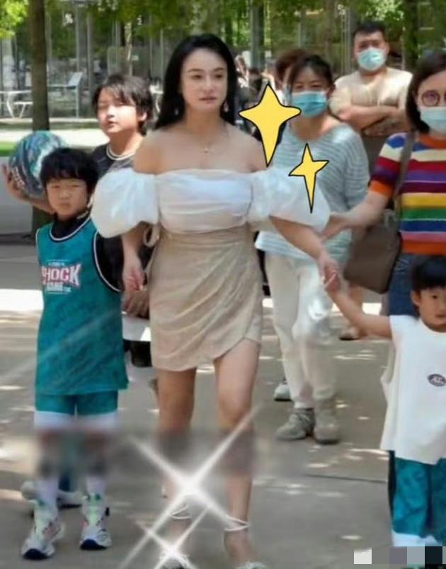 冉莹颖去孩子学校穿成这样，邹市明劝了多少次都没用！​​​路人的反应亮了画面