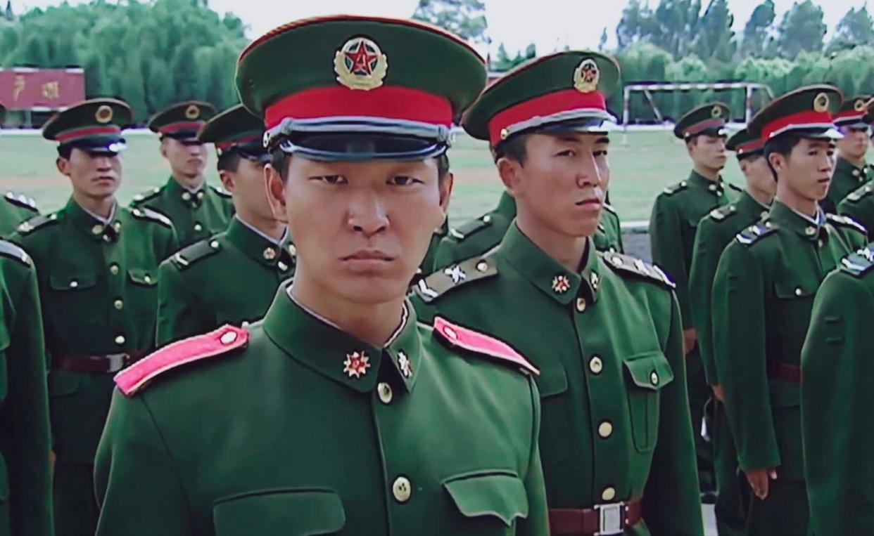 士兵突击中，钢七连第5000个兵马小帅的肩章为什么和别人的不一样啊？原因很简