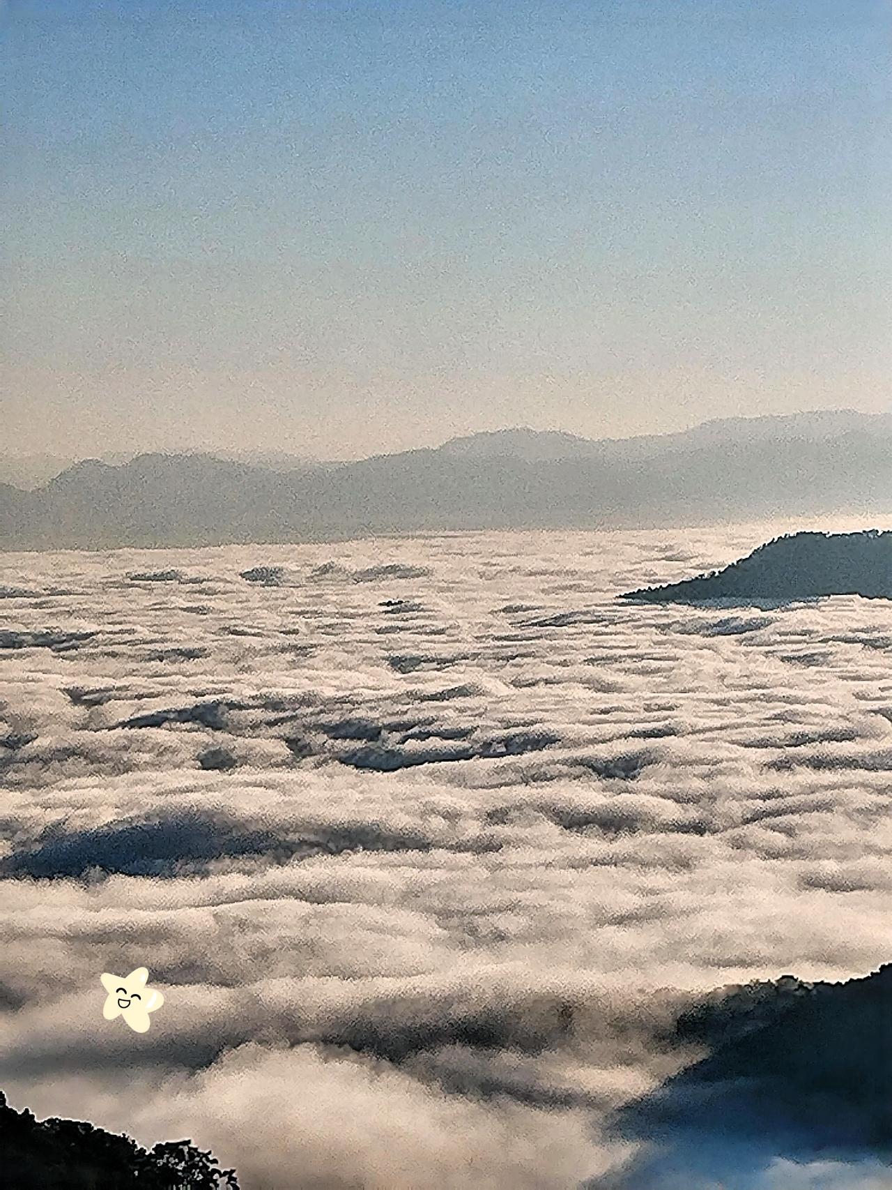云海翻滚，仙境般的山峦，仿佛置身于梦幻世界。