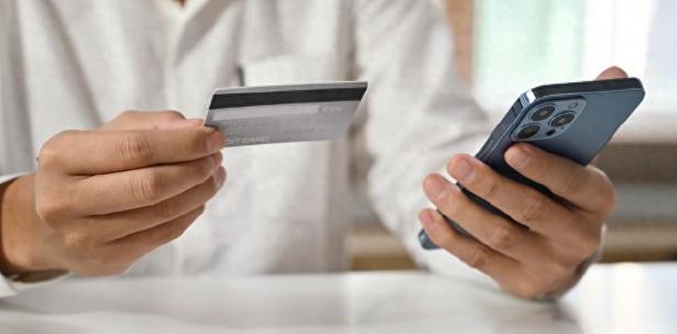 河南许昌，男子用手机银行给朋友转账时，不小心点错了收款人，转给了通讯录里的另一个