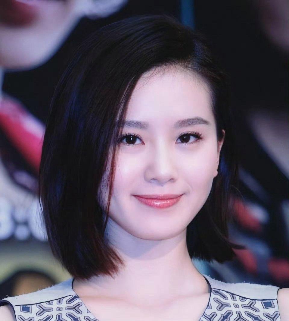 刘诗诗这一时期的短发太圈粉，灵动俏皮又糅着温柔，气质拿捏得恰到好处！
