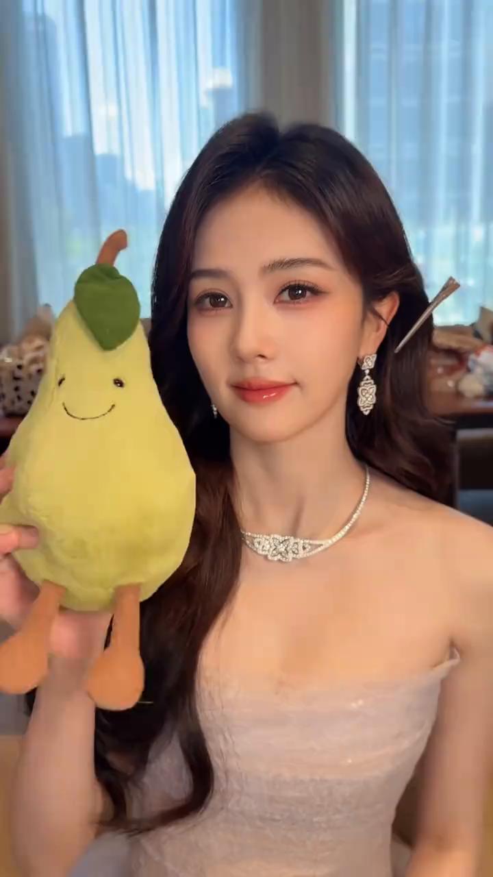 白鹿的职业道路规划真的让人细思极恐。先是越级成为三级演员，能接触到北上和警察荣誉