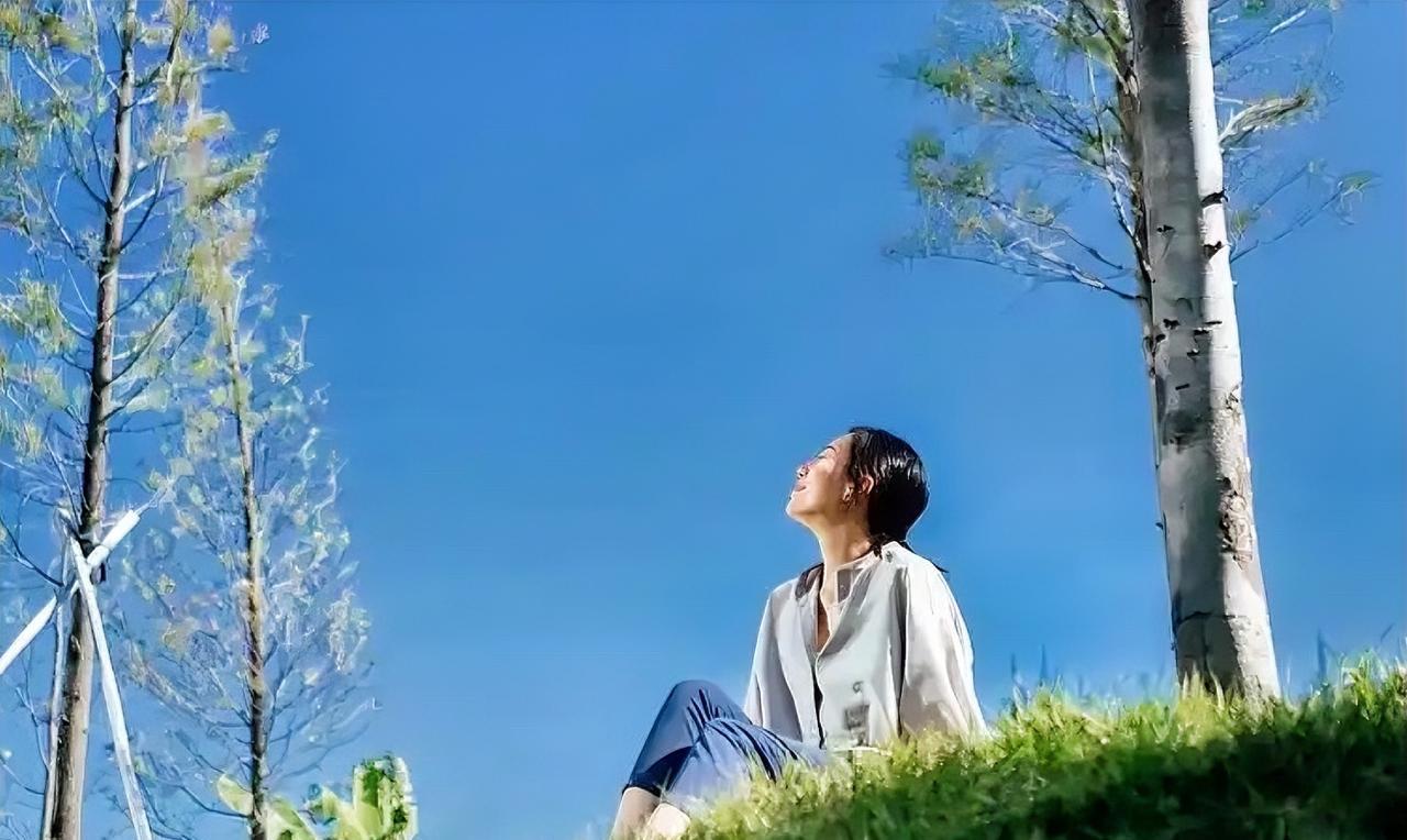 你越放松，结果会越好。你越紧绷，结果会越糟。你越松弛，反而你会越顺。你越想掌控，