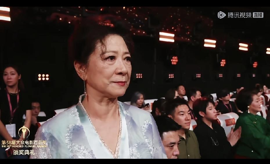 今晚的百花奖最感人的一幕出现了，不是最佳男女主角的获奖感言，而是王骁获奖，