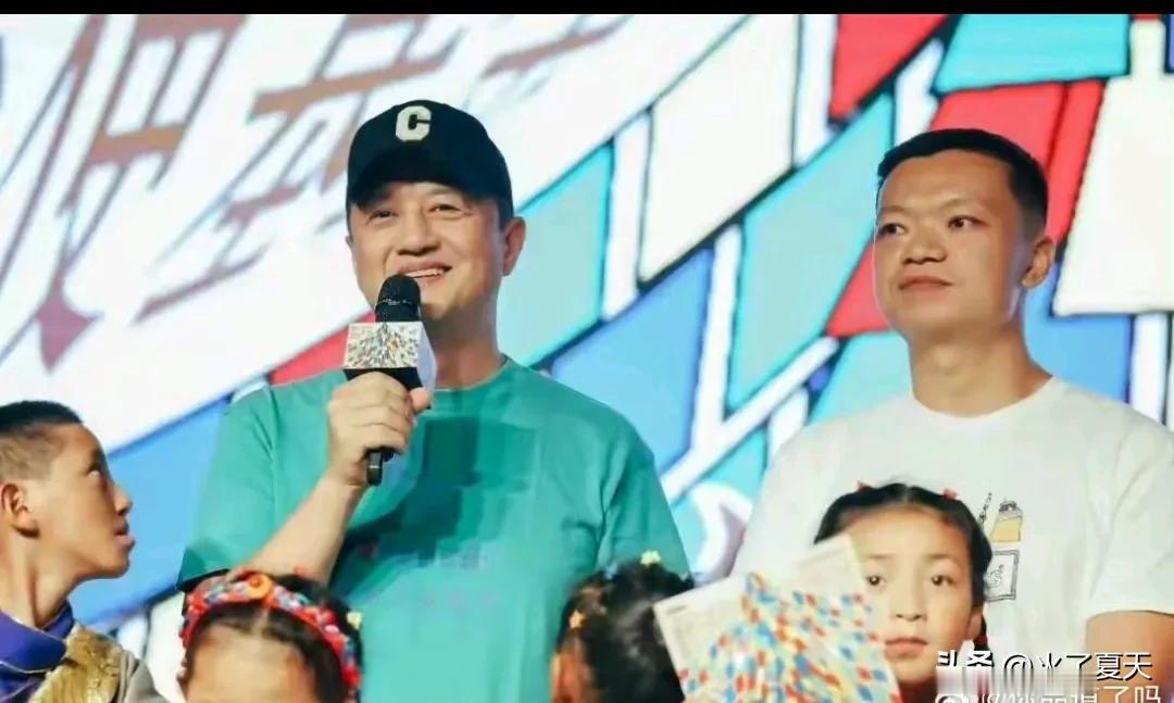 19岁李嫣给爸爸活动捧场，独自坐前排清冷感十足，李亚鹏乐开了花​