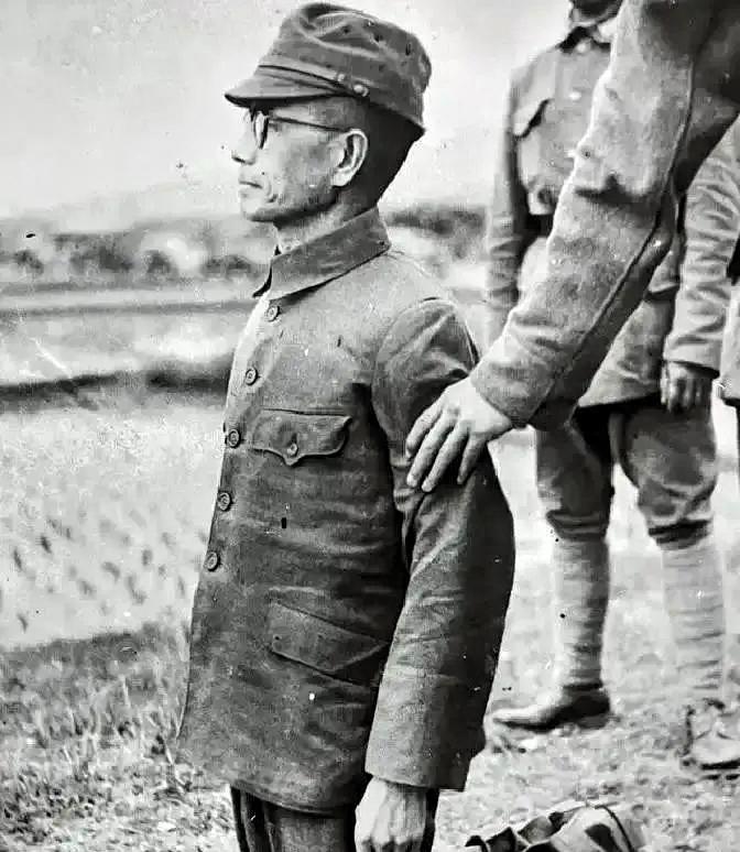 1947年，一个日军中将被执行枪决。然而，连中三枪他都没死。突然，监刑军官对开枪