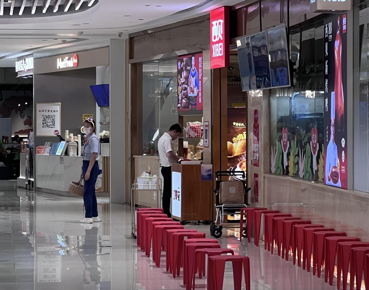 西贝整改到期！广州门店现烤羊肉串却留冷冻鱼，沙漏没了信任回得来吗？10月1