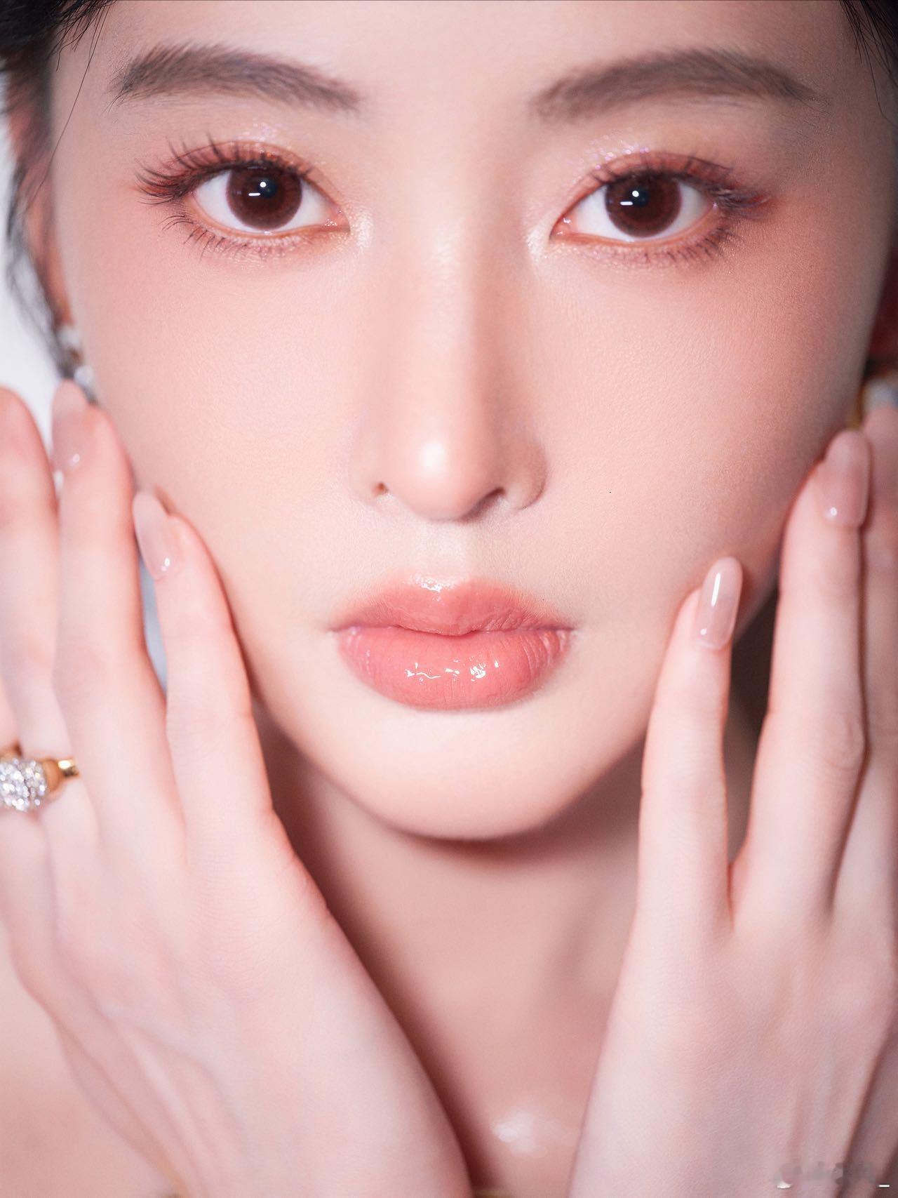  张天爱霞光微醺妆绝绝子！王亚飞打造的粉橘霞光晕染眼尾，唇间潮红自带氛围感，甜酷