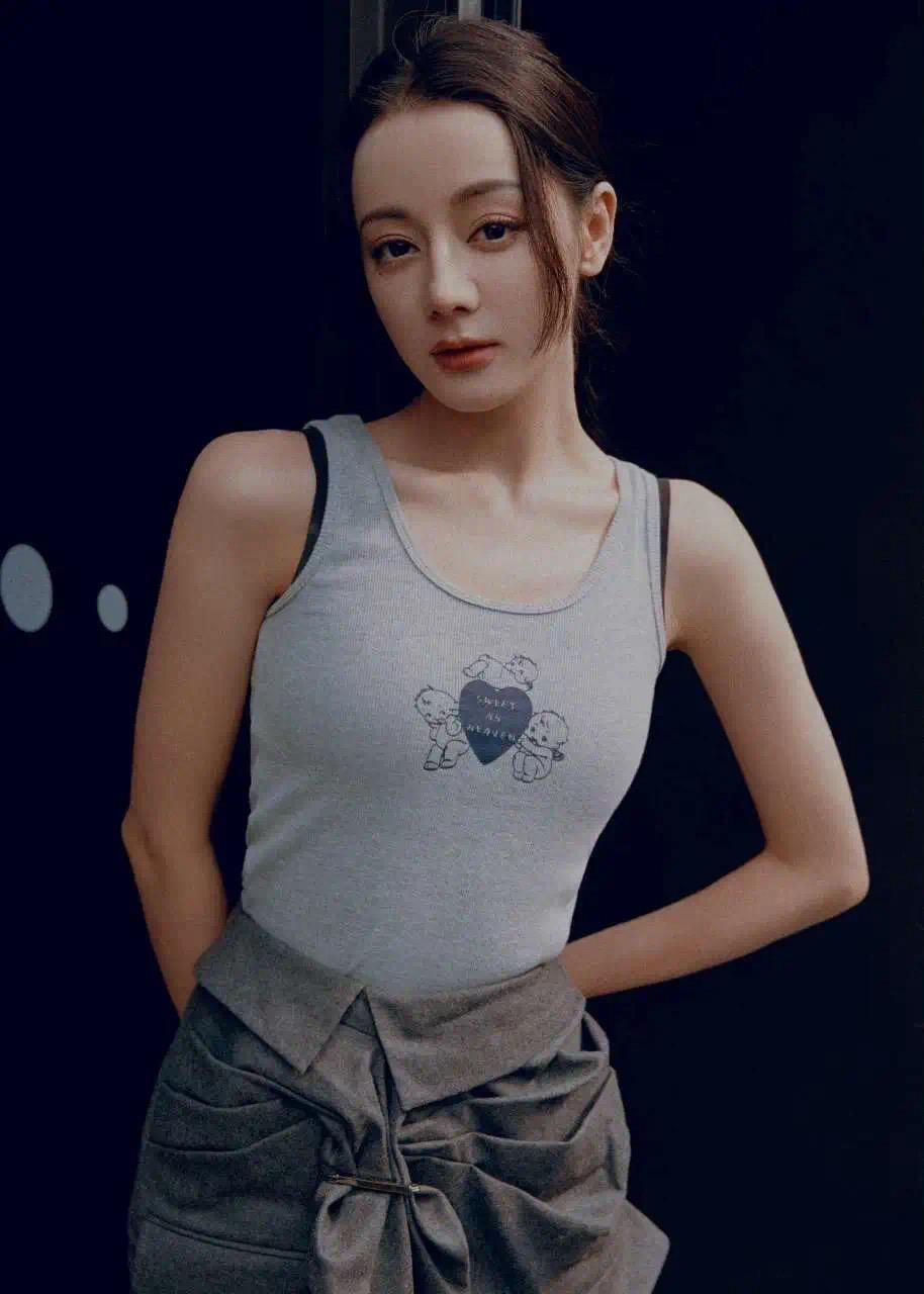 迪丽热巴 纯欲极简穿搭