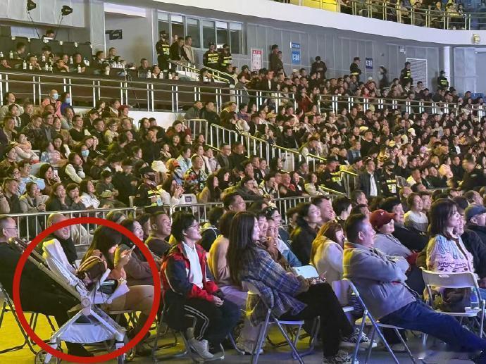 张鹤伦、郎鹤炎相声专场出现婴儿车，内场观众带着小娃娃去听相声。在张鹤伦、郎鹤炎演