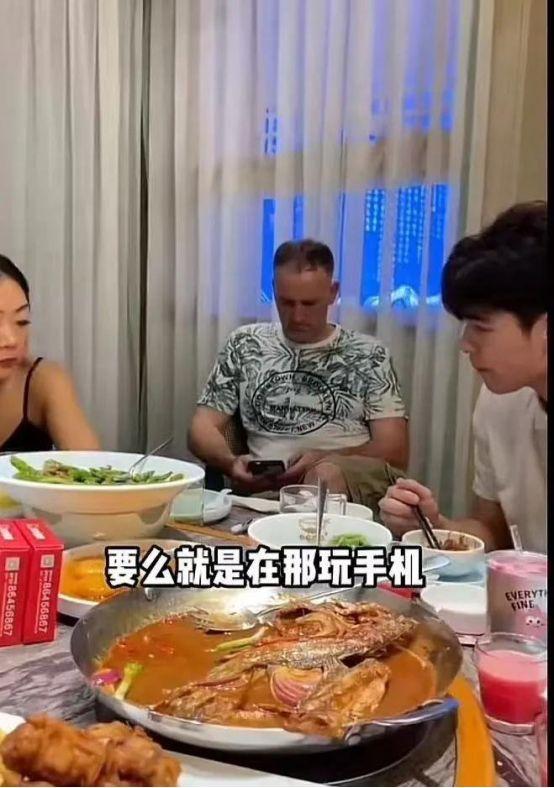 看了个视频，英国老外来中国上海倒插门，来中国15年了，坚决不吃一口中餐，别人吃饭