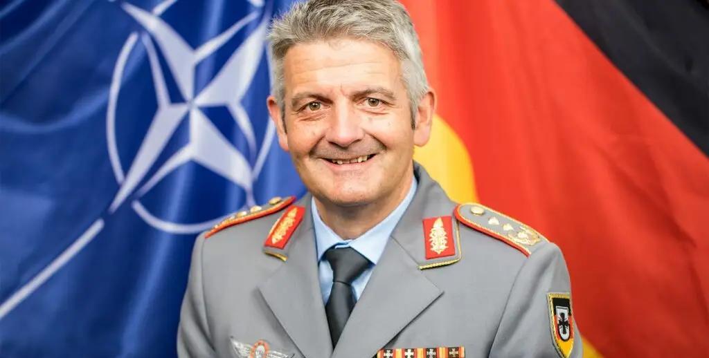 泽连斯基最近又成了新闻主角，两国公开表示要“硬刚”俄罗斯，普京也不甘示弱，主动开