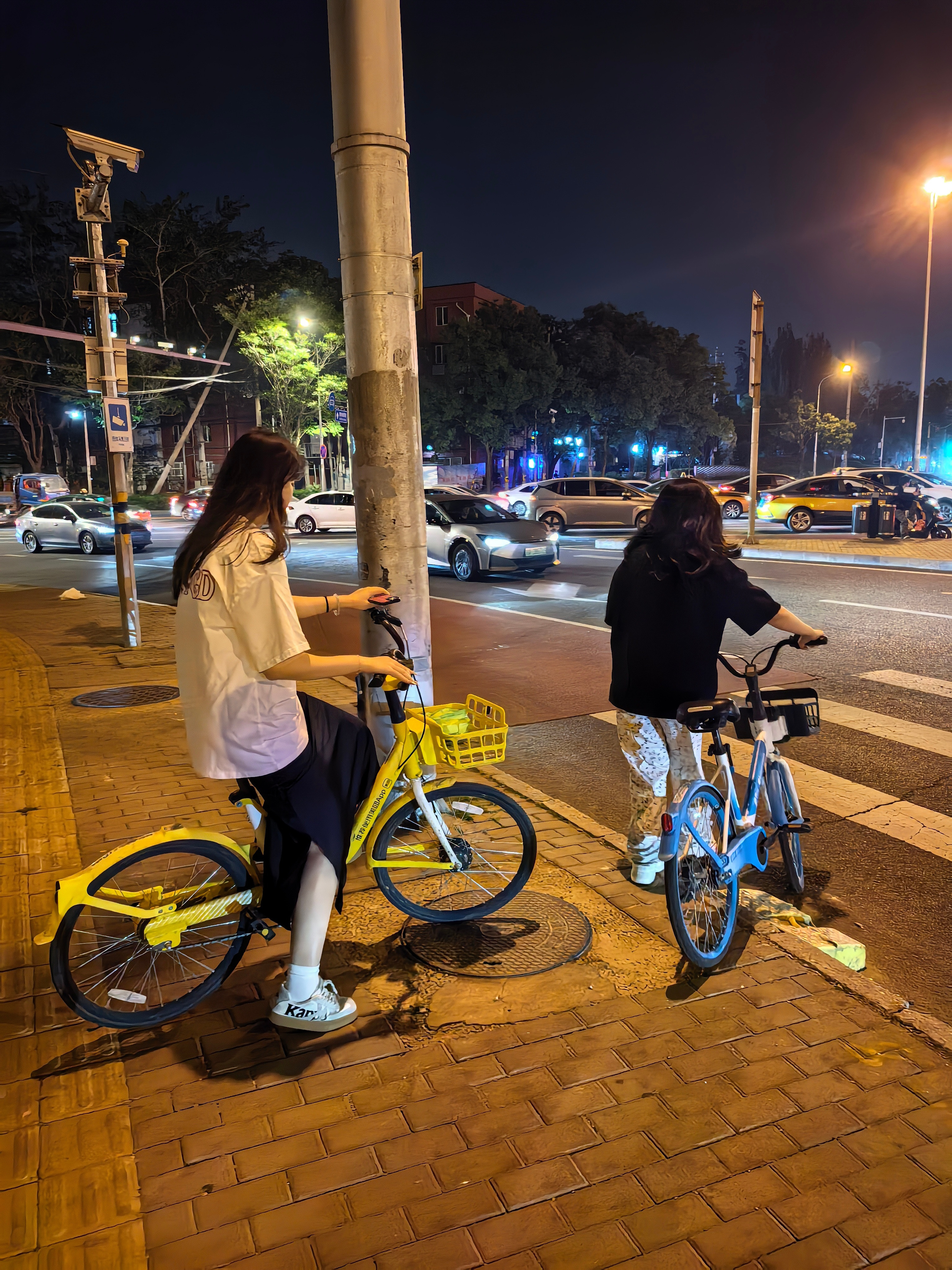 当代年轻人减肥现状：干完活本来打算骑车出去转几圈，路过一家看起来很好吃的店，馋哭