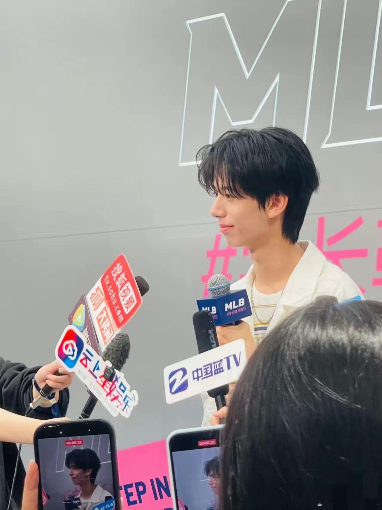 林子烨下巴后缩近期林子烨的颜值状态引发网友热议，不少人留意到他侧脸下颌线条，下