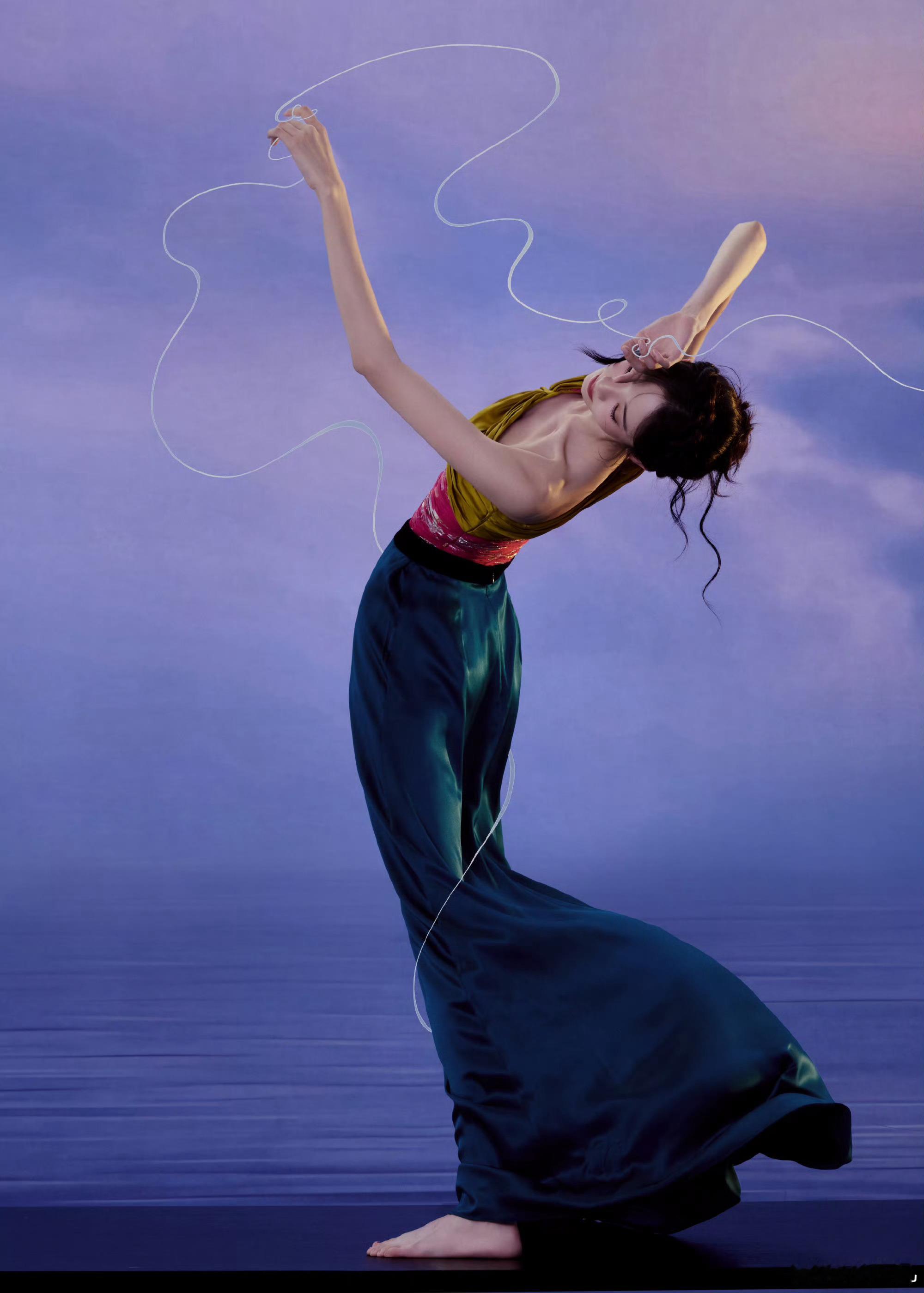 张艺凡清冷女主这组照片身上的清冷感好绝不愧是舞蹈出身，身材比例逆天，气