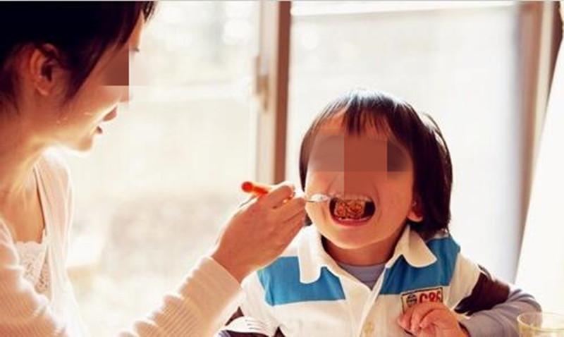 小孩有这四种行为, 长大后会不孝顺, 建议立马改正!