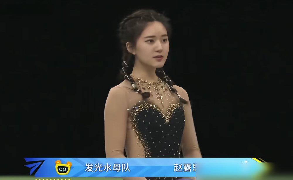 翻出田馥甄刚出道那会儿的照片，差点没认出来，脸型、眼神全变了。那时候的她，挤在组合里扮鬼脸、讲冷笑话
