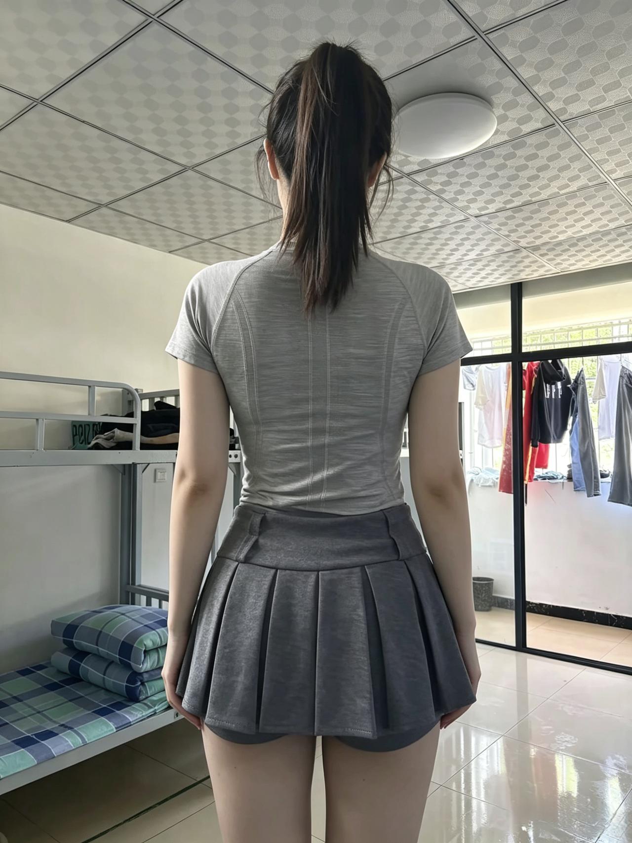 一根高高扬起的马尾挑起整个夏天的明亮宿舍楼的阳光教室窗边的绿意操场草坪上