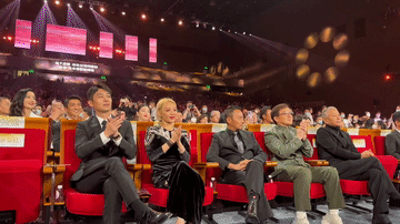 这样一看，成龙大哥成人多动症的症状确实挺明显，第一排的大佬们只有成龙大哥最活跃，