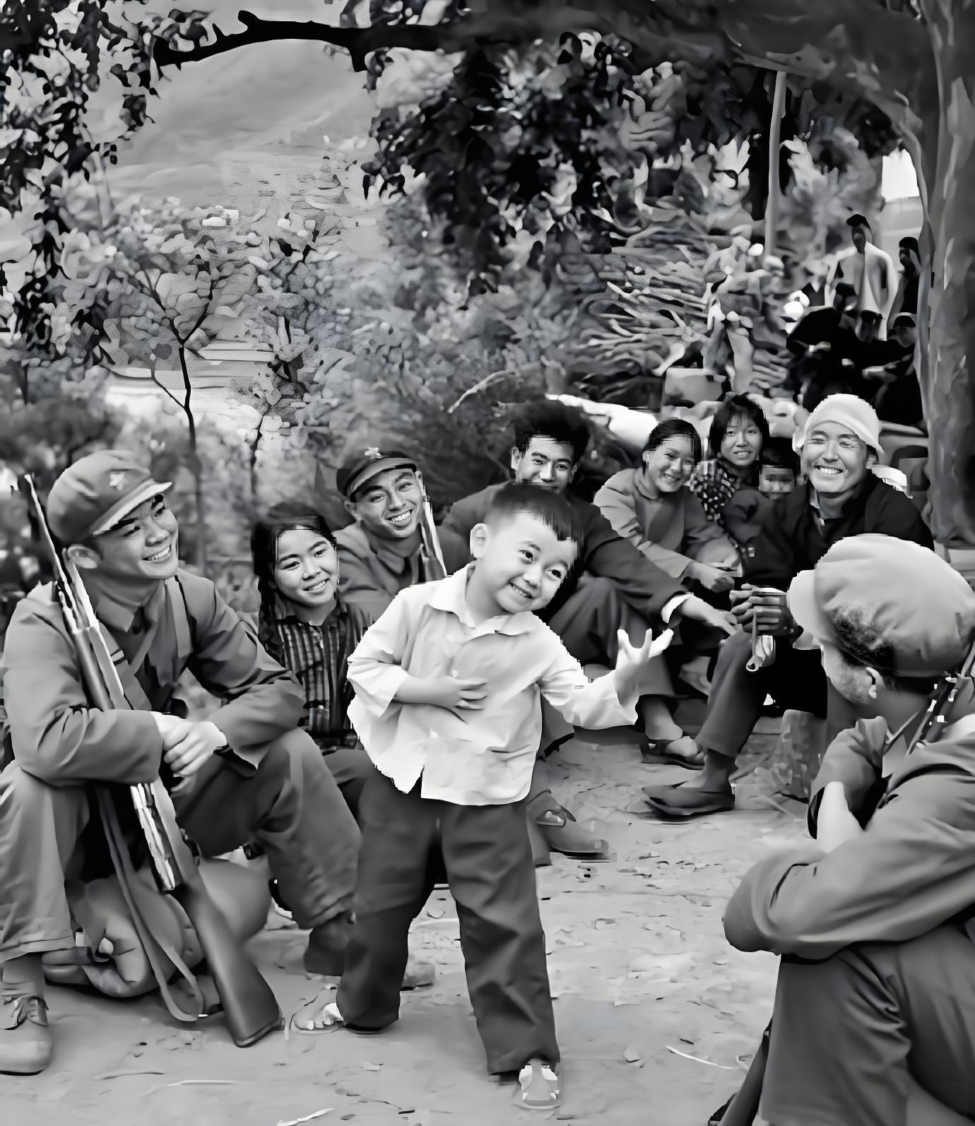 1972年，山西五台。部队拉练途中战士们在村口栎子树底下休息，闻讯的村民和儿童带