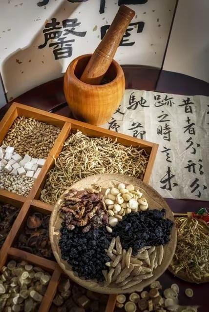 但头汗出者，血下夺则无汗，热上扰则汗蒸也头汗之症，古称"但头汗出"，其象如釜上气