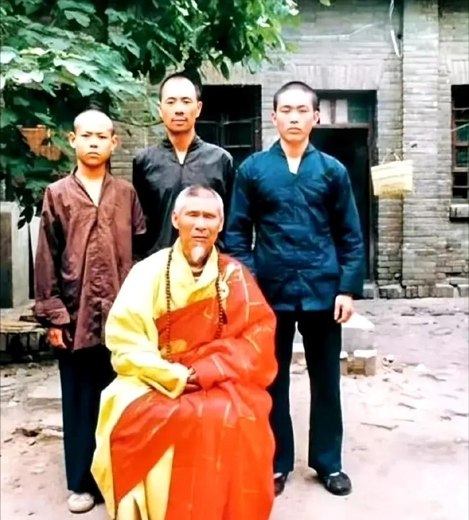 1981年，17岁的安徽小伙释永信在少林寺剃度出家，拜方丈行正老师为师，那时候的