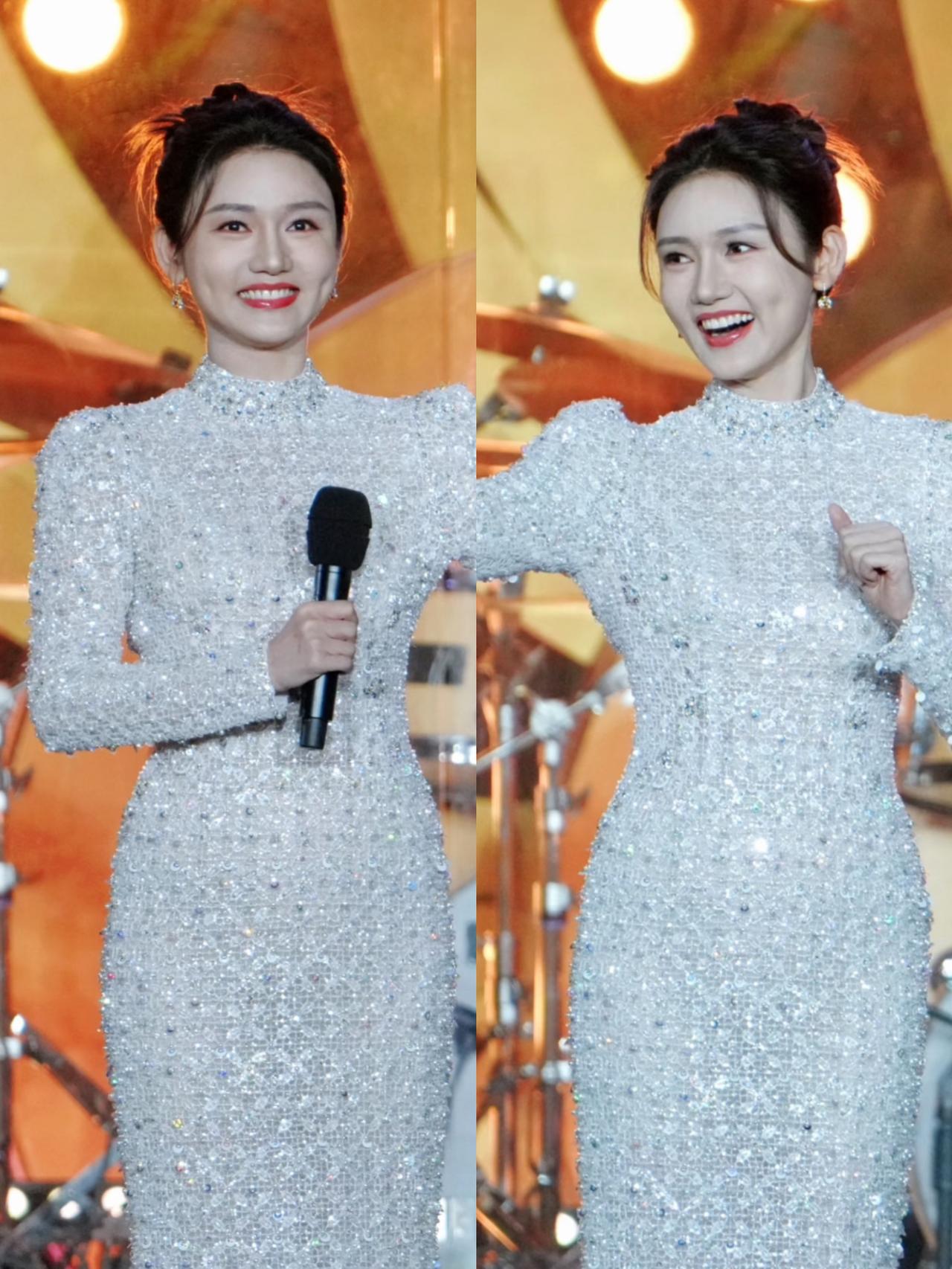 刚刚查了一下，不查不知道，一查真的是很佩服！作为连续多年主持春晚、扛