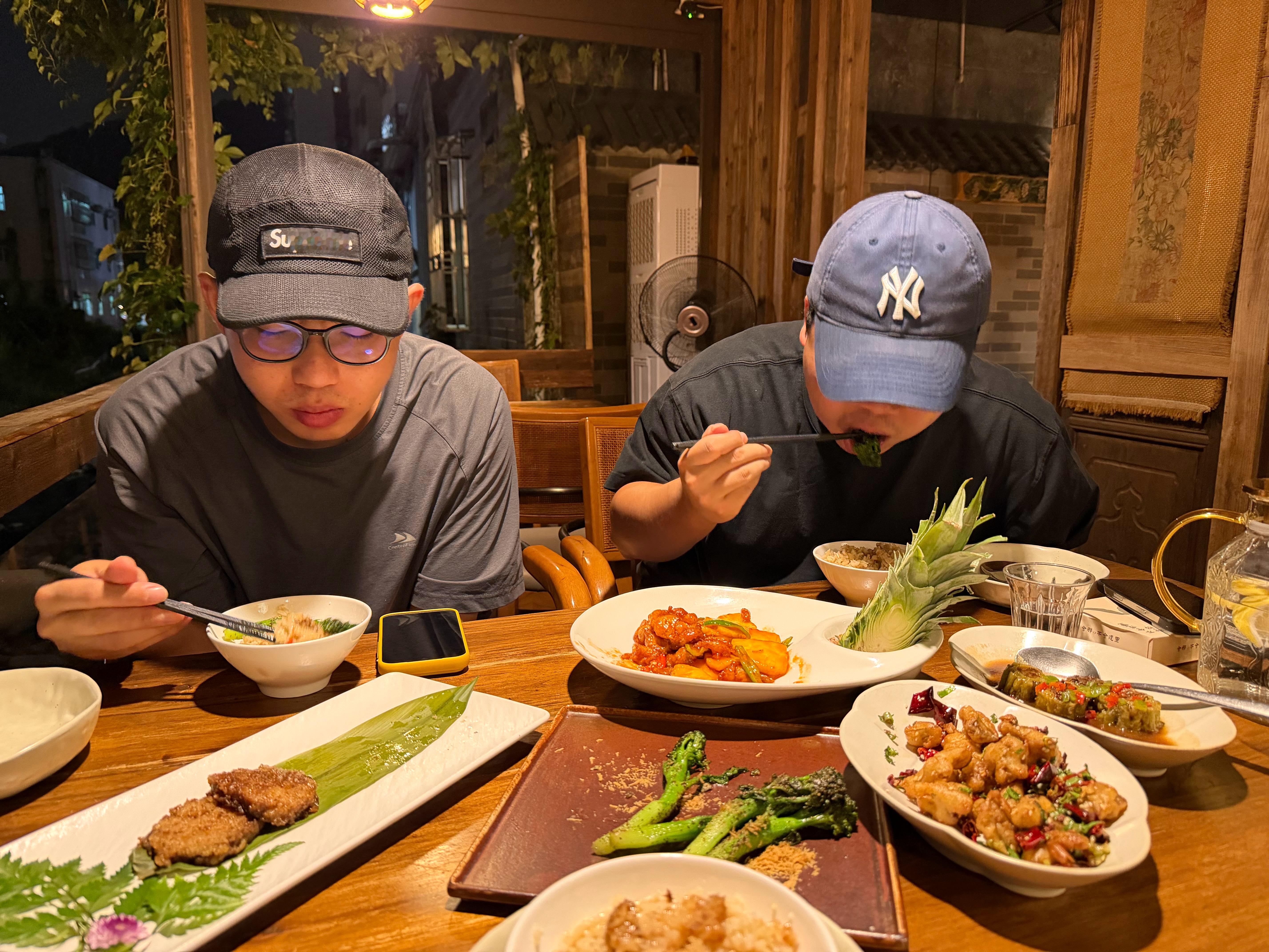 给两个大哥安排晚餐，今晚吃素，村里的素食确实很顶，味道不错，只是活儿嗨没开始干，
