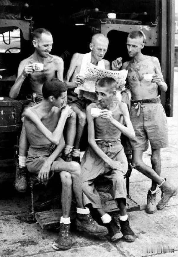 这是一张极为震撼的二战历史照片，记录了1945年9月在新加坡获释的英国盟军战俘（