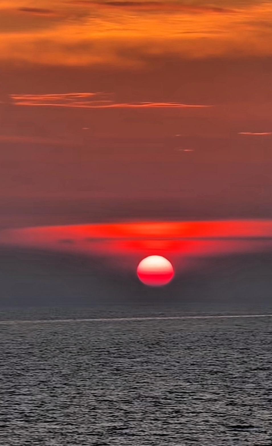 给大家分享一张我拍的傍晚照片。画面里，夕阳正缓缓西下，将整个海平面都染成了橙红色