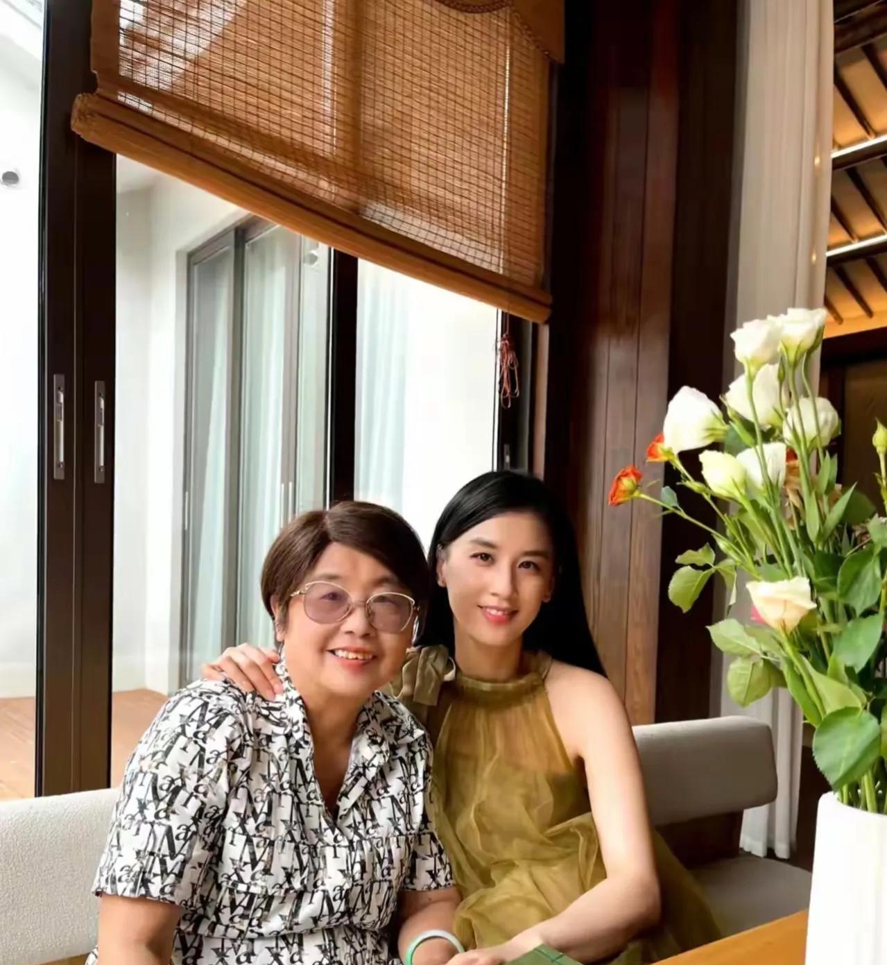 服了，黄圣依太会营销了，她根本不是所谓的书香门第，也不是什么才女，她爸爸顶多