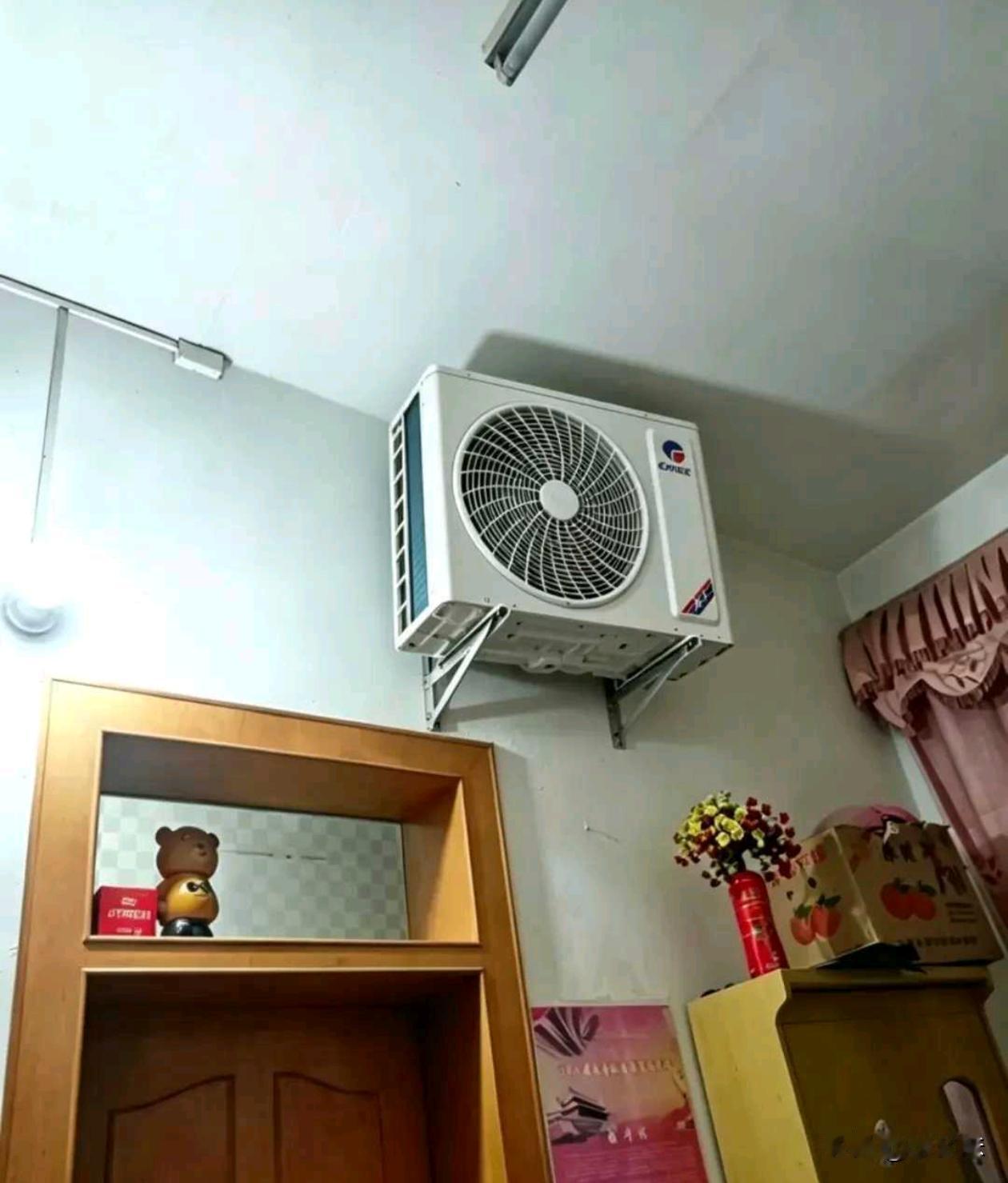 100块钱找的空调安装师傅，忙活半天终于安好了，就是感觉制冷有点不行