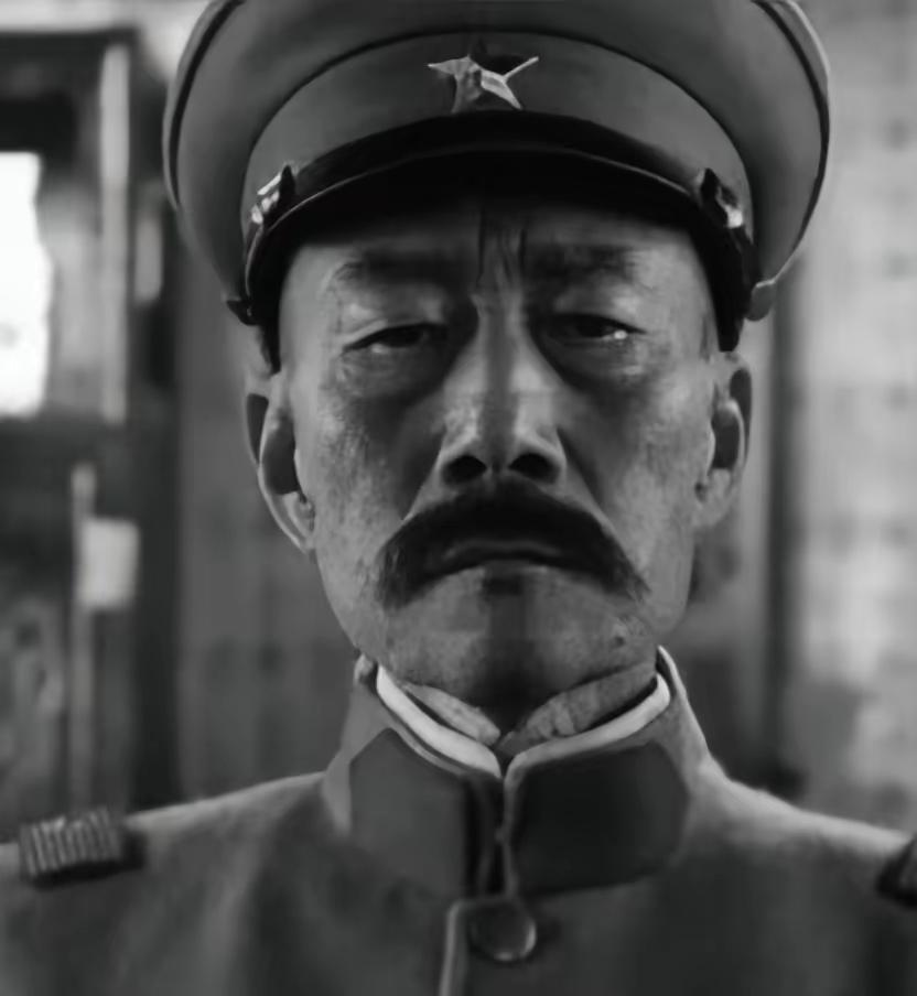 1894年，张作霖去于六家喝酒，中途于六去放水，谁知于六的小老婆二兰子突然拼命靠