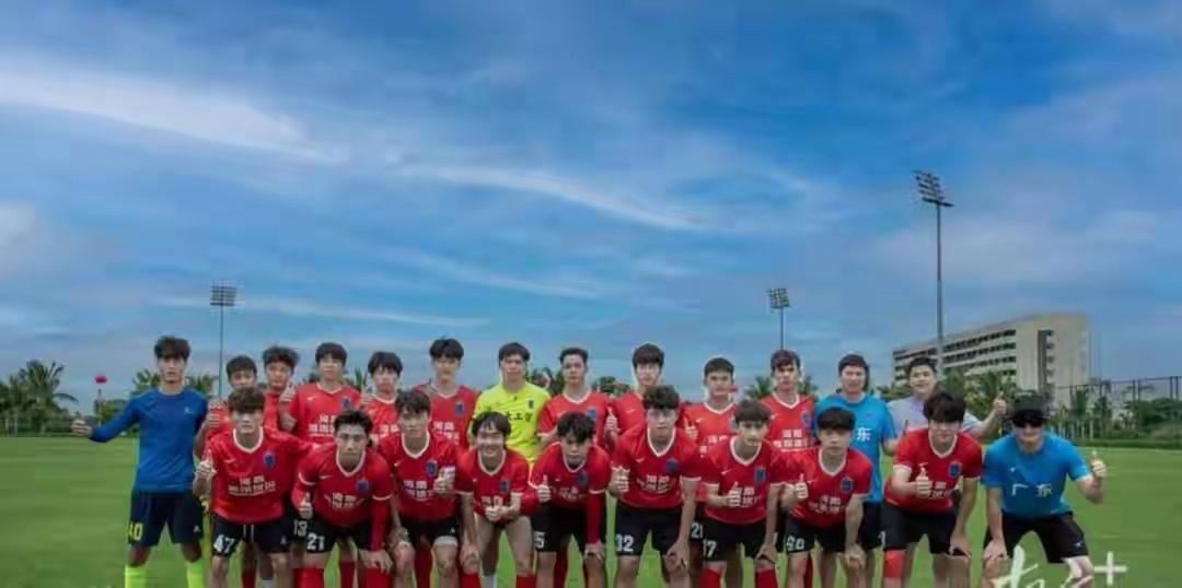 苏超缺乏中国足球精神？近日，北京日报评苏超认为苏超过度娱乐化，缺乏中国足球精神：