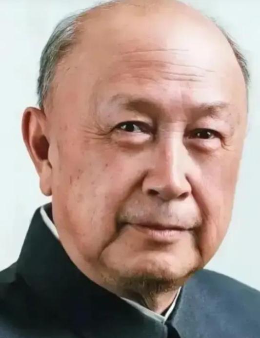 1964年，钱学森回家吃饭，夹起一块红烧肉，突然惊呼：“别吃，拿去化验！”，谁知