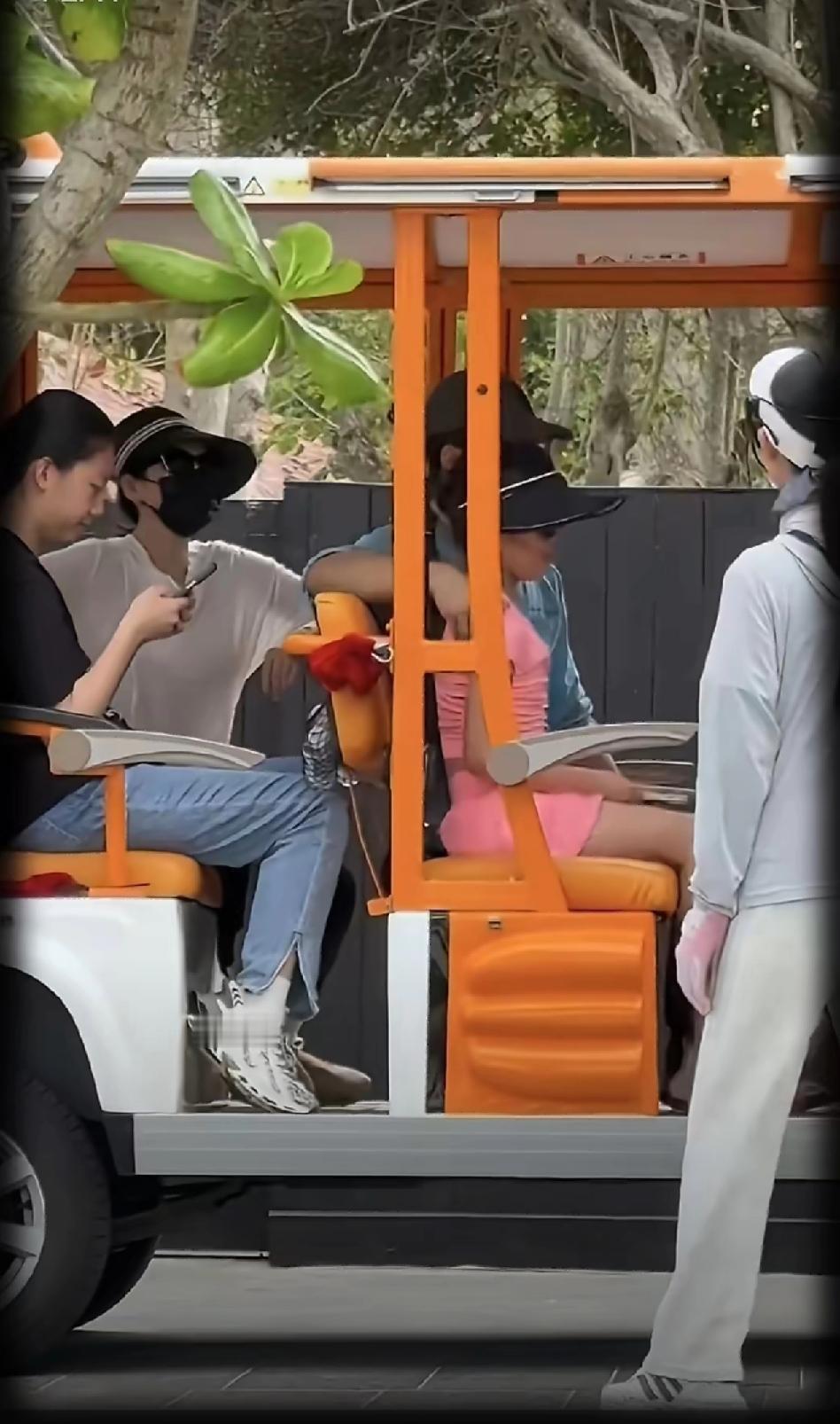 章子怡携女游蜈支洲岛，白衫墨镜显优雅，10岁醒醒粉裙马尾青春靓丽。离婚后章子怡独