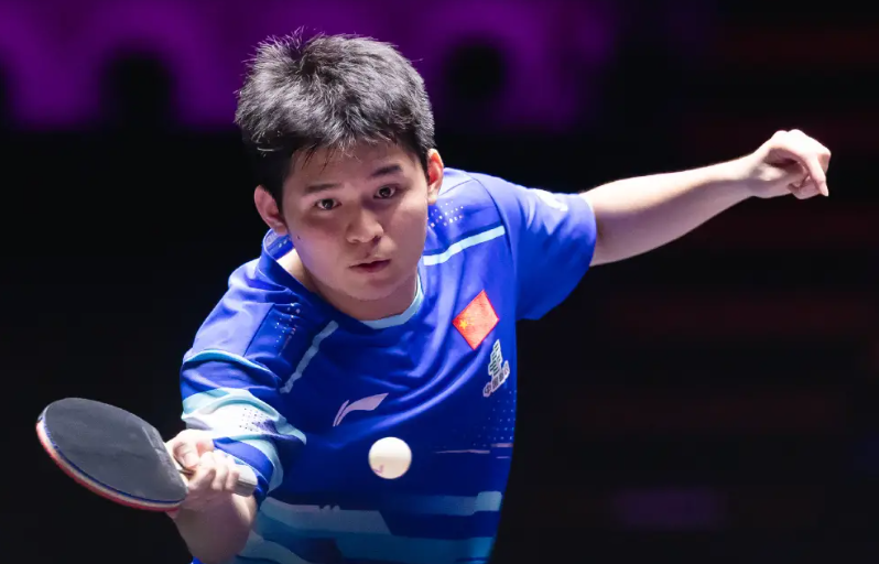 中国男乒新星林诗栋终于懂事了！在今天进行的一场世乒联冠军赛男单决赛中，王楚钦迎战