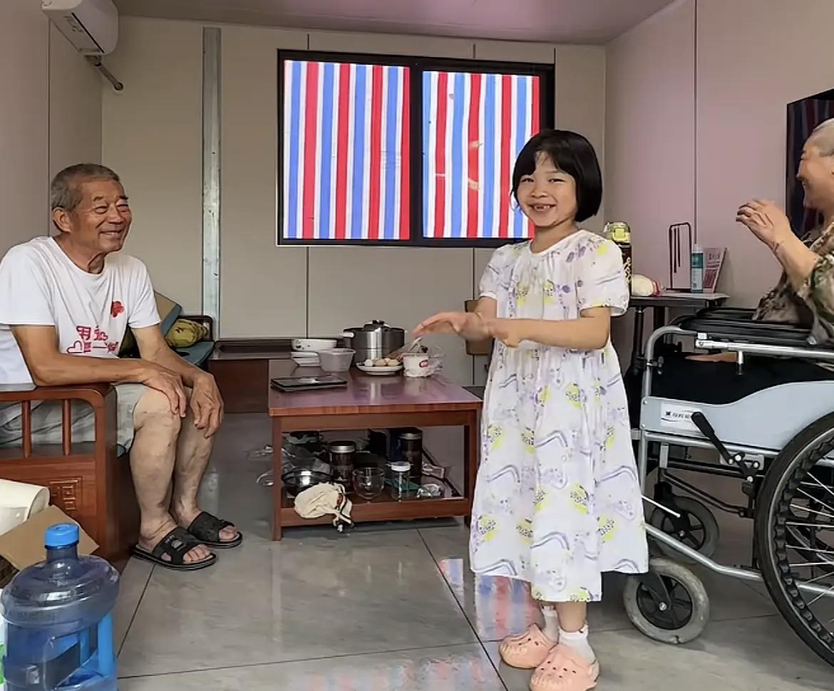 小天赐真的好孝顺哦，周末不出去玩，在家里给妈妈跳舞解闷，爸爸黄维平坐在沙发上开心