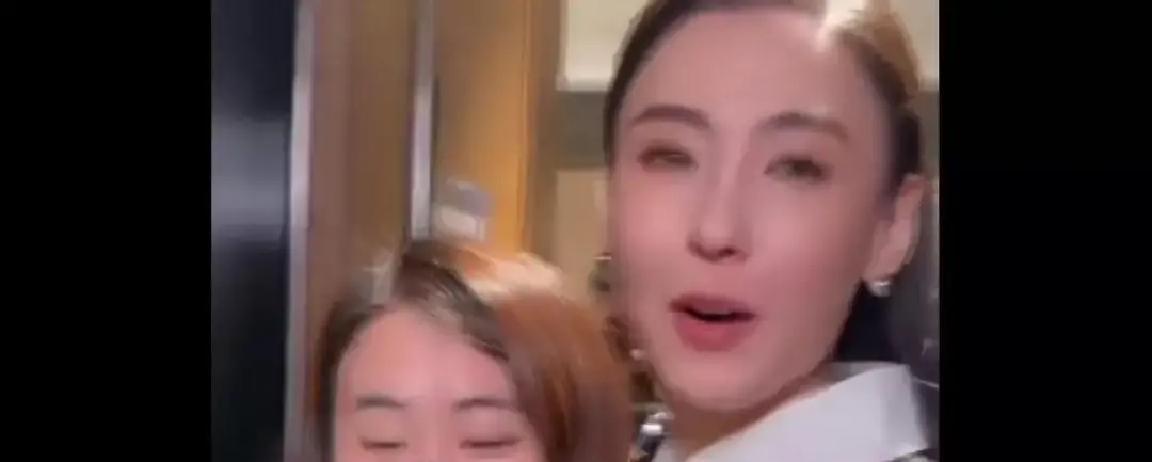 直播带货破亿后，她第一次谈婚礼镜头里，张柏芝把婚纱说成一次性道具。观众刷弹