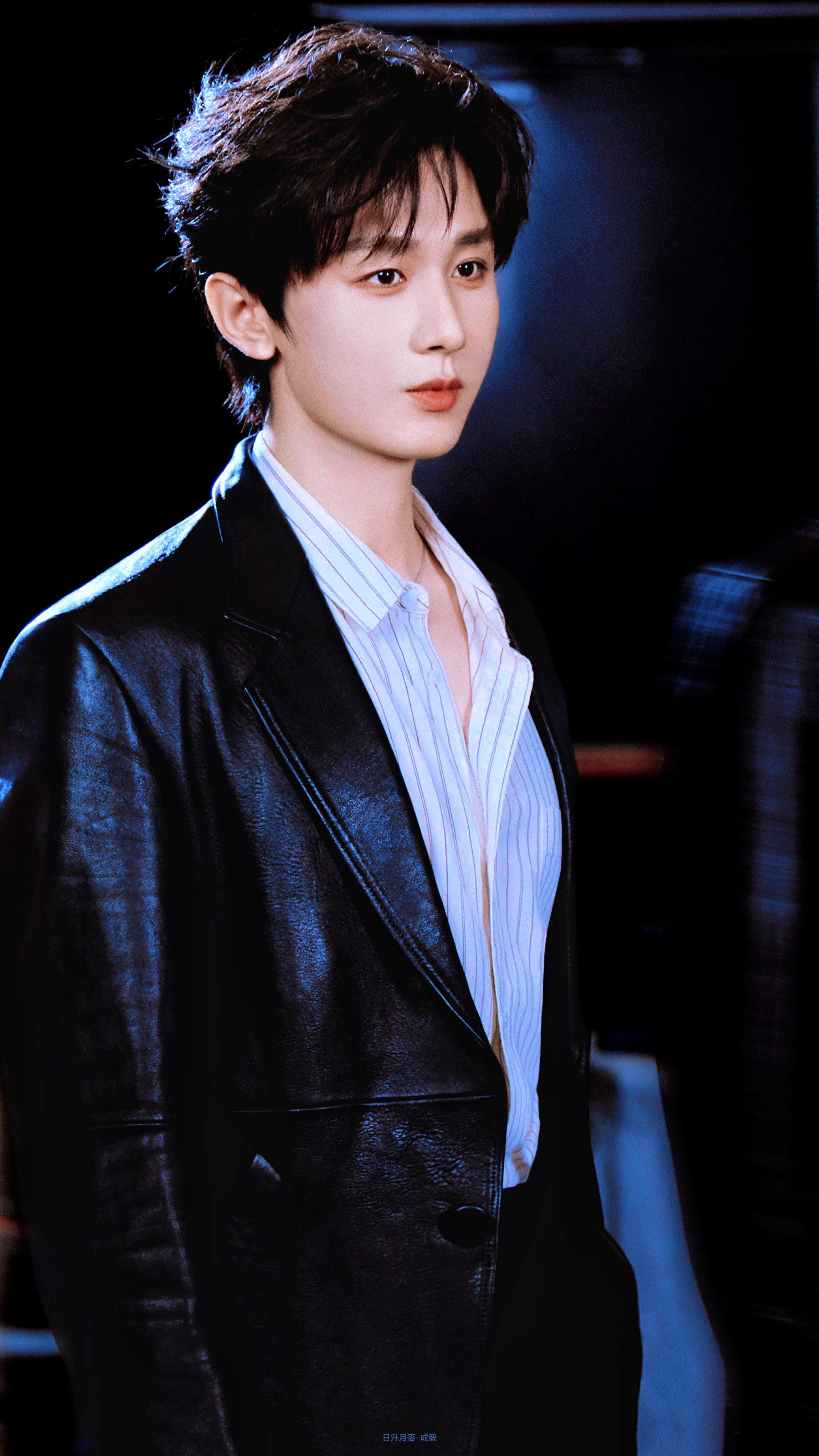 皮衣泛起冷光，眼里落着细碎的蓝🔵成毅