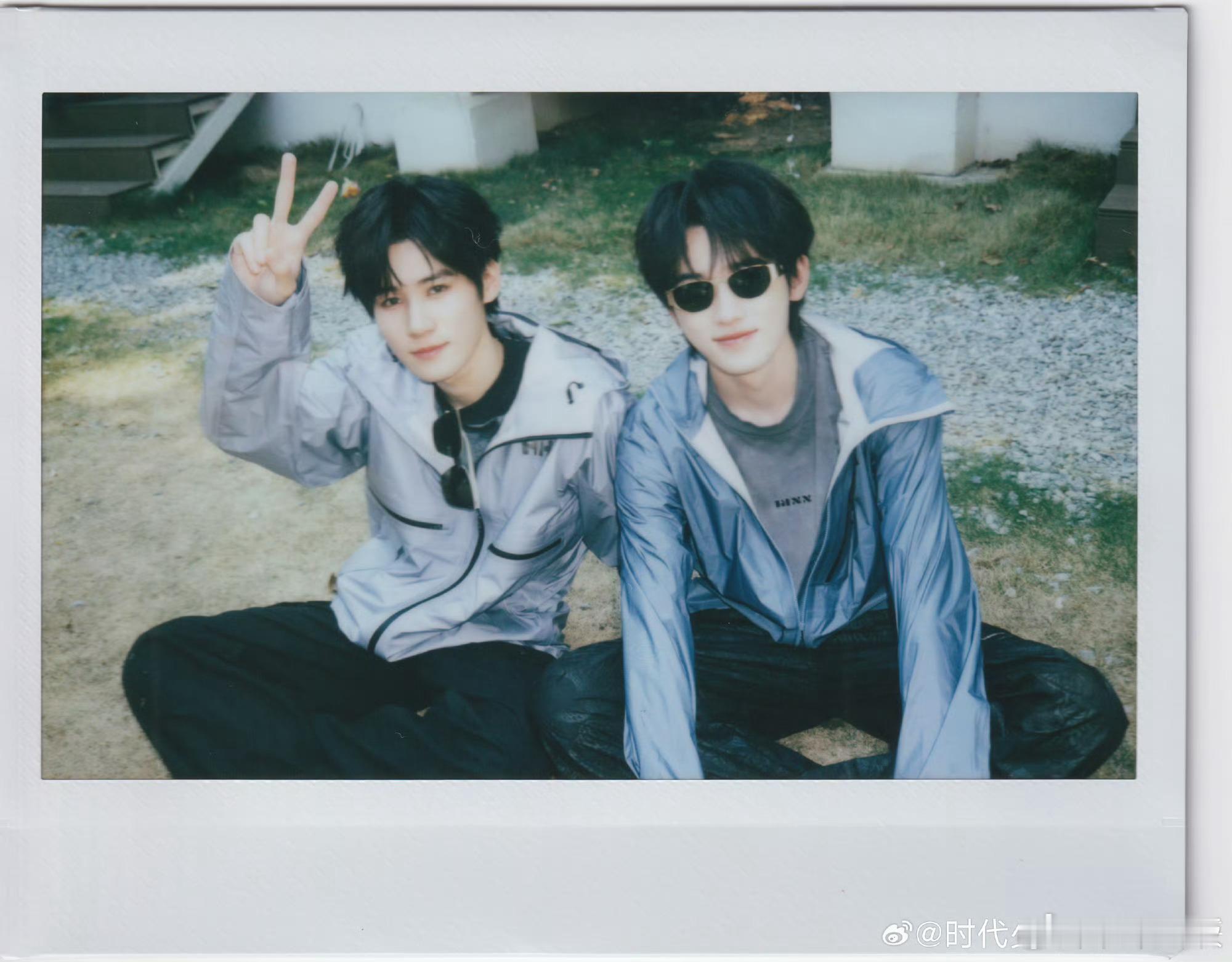 宋亚轩晒合照给张真源庆生晒合照为庆生～和张哥坐在草地上的松弛时刻太美好啦，祝张